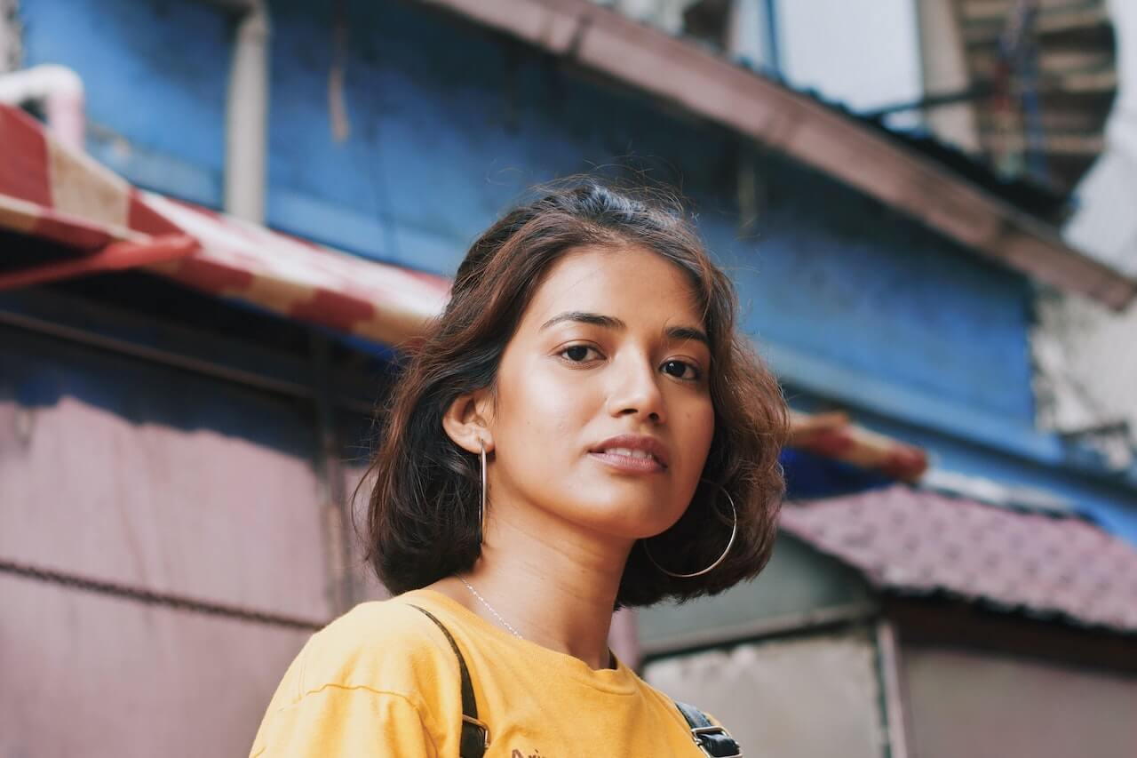 Woman with short hair looking at the camera