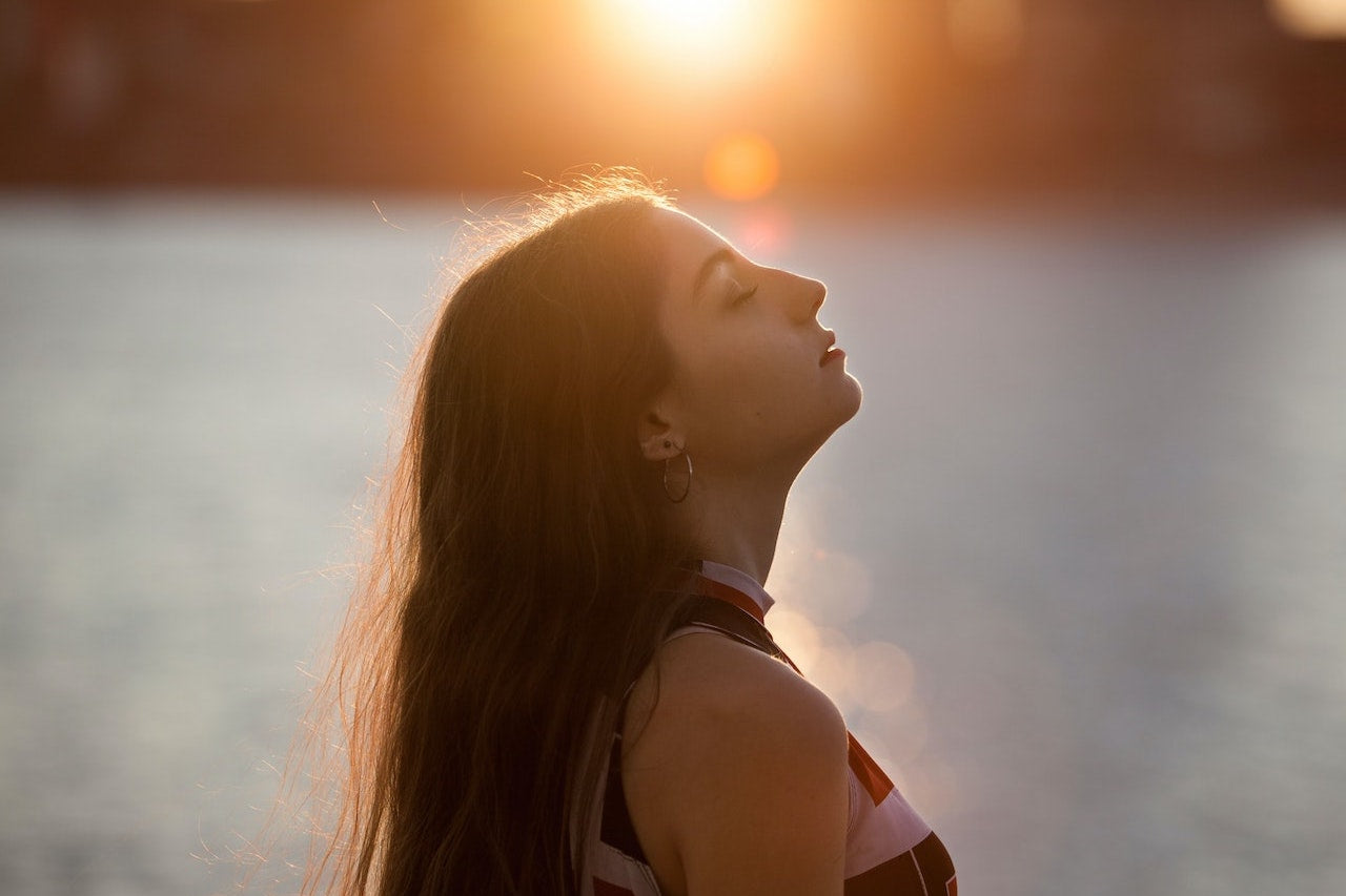 Women with long hair in the sunlight