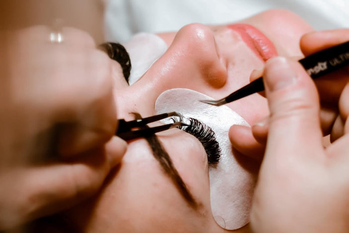 How to Remove Lash Extensions Without Damaging Your Natural Lashes
