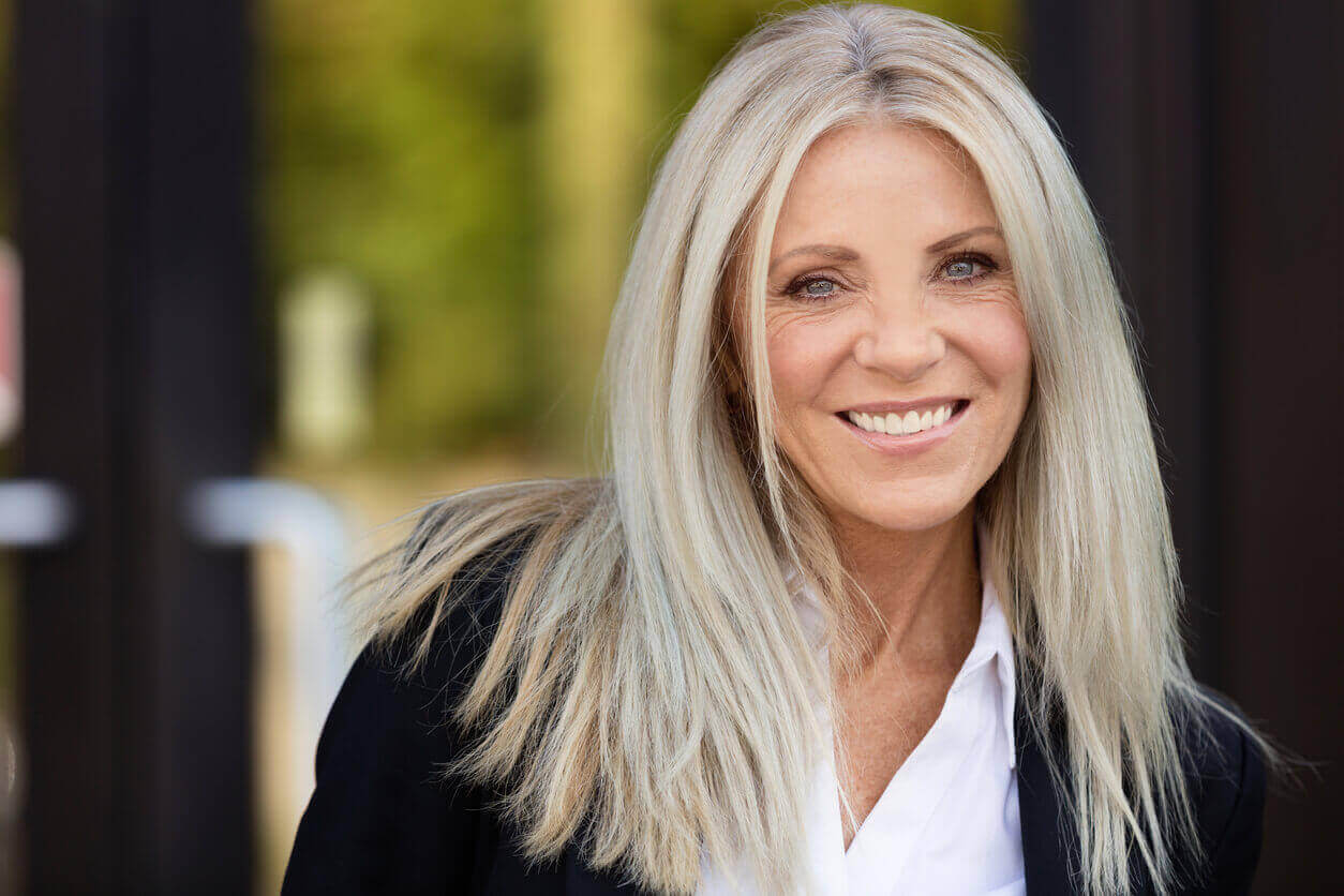 How to Transition to Gray Hair With Highlights