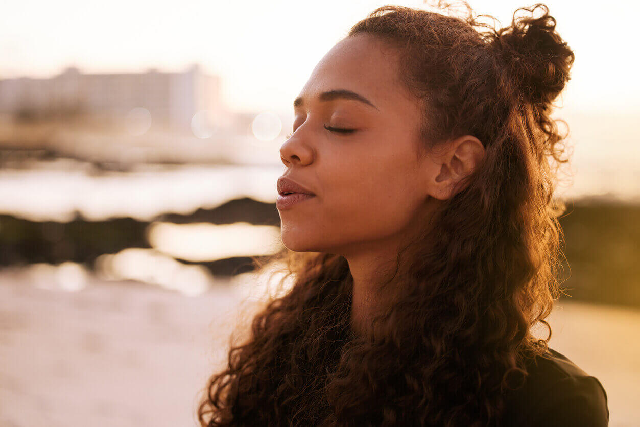 How to Tame Frizzy Hair