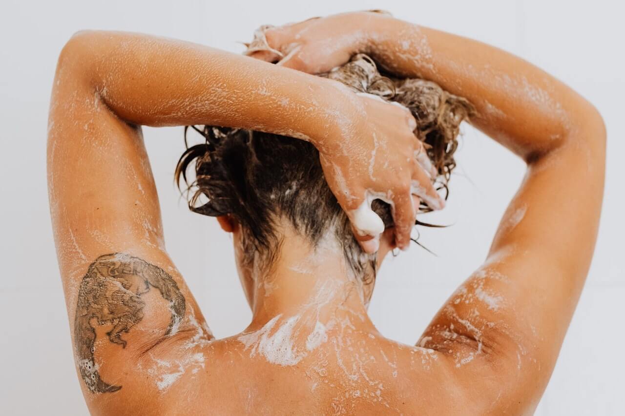 Shampooing hair