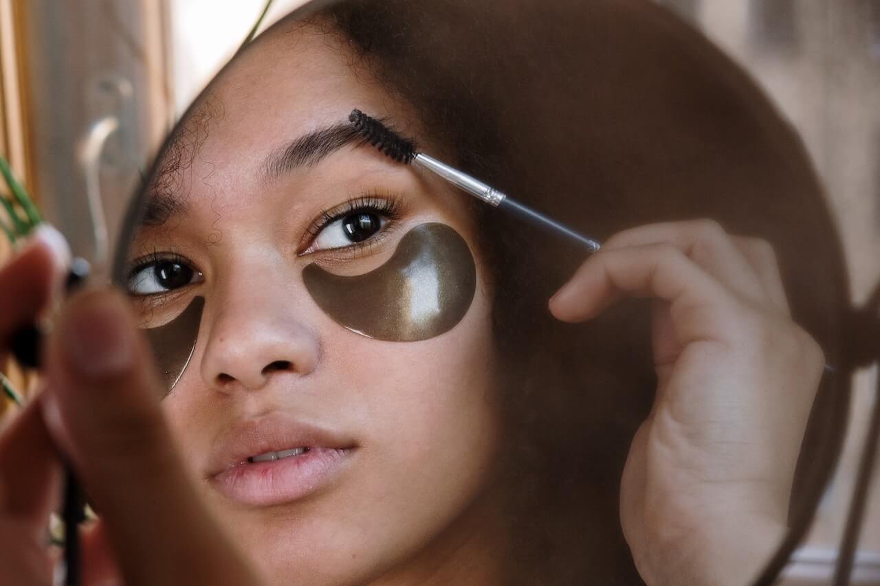 How to Trim Your Eyebrows