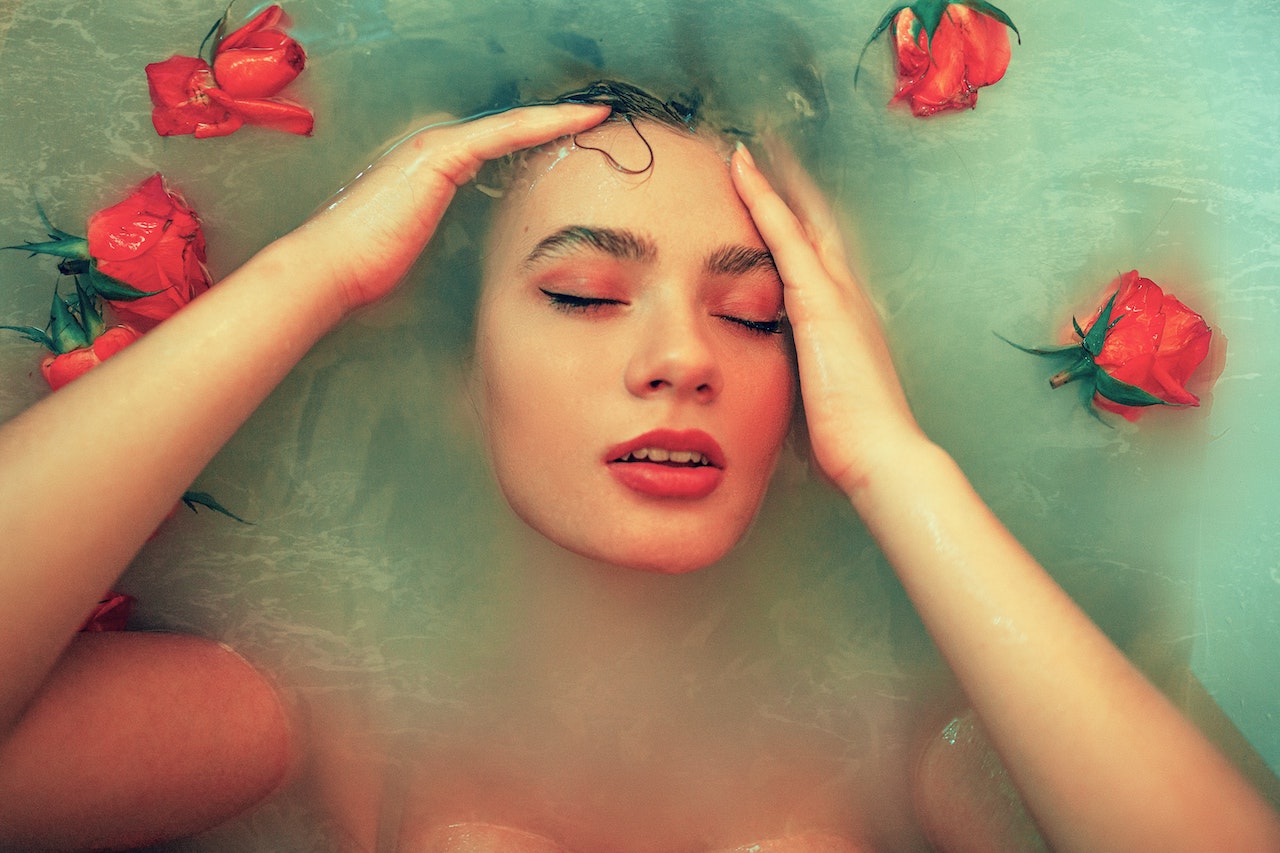 These Are the Benefits of Rose Water for Hair